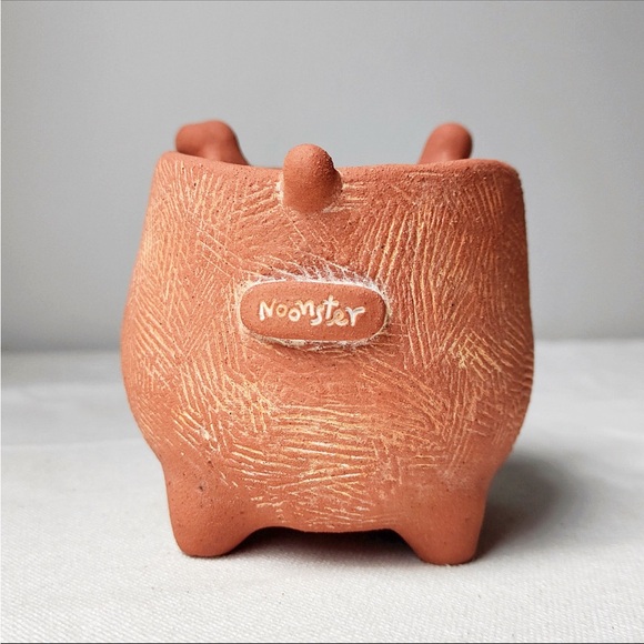 Cute handmade terracotta 🐰 planter with drainage hole. Cactus and succulent pot - Picture 5 of 15